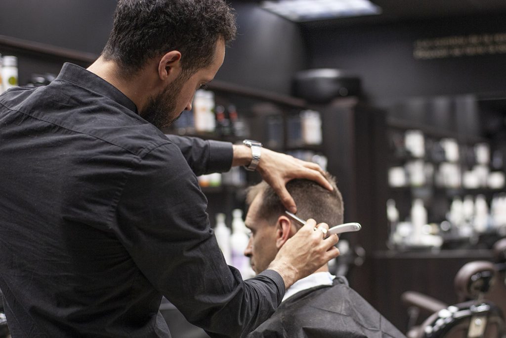 Un Homme A Suivre - Salon De Coiffure Vous recherchez un emploi dans un salon de coiffure / barbier